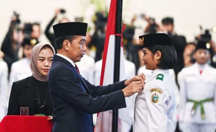 Livenia Evelyn Kurniawan Livenia Evelyn Kurniawan pembawa baki bendera pada HUT RI Ke-79 di IKN