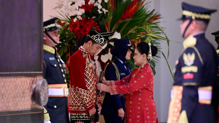 Presiden Jokowi Tampil dengan Pakaian Adat Banjar pada Upacara Penurunan Bendera di IKN pakaian adat banjar