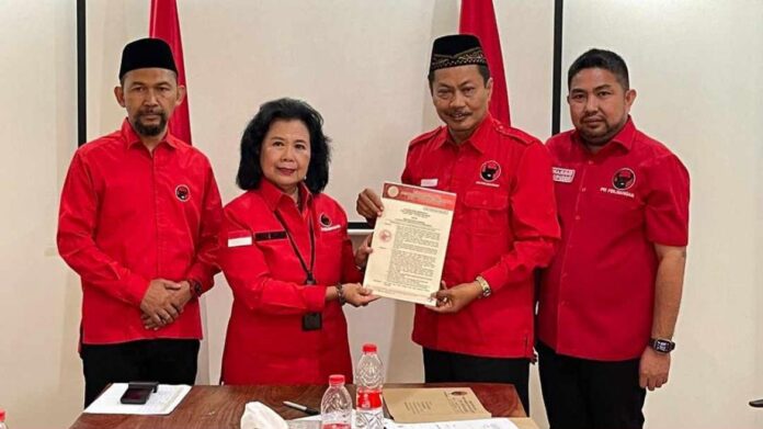 penyerahan sk b1 kwk dari pdi perjuangan.