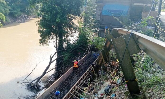 perkuatan jalan perkuatan jalan di Sungai Langsat
