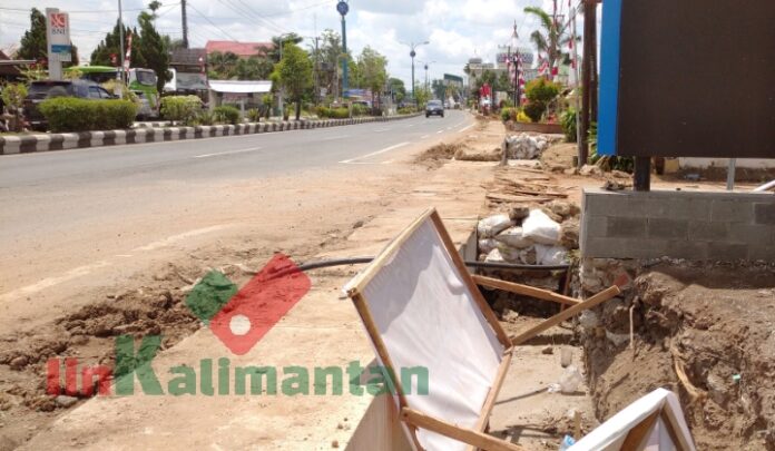 Proyek Penataan Pedestarian ruas Jalan Ahmad Yani dari Jembatan Sungai Paring Km 37 menuju Km39,5 Tahap II Koridor 4 program etalase kota Kabupaten Banjar