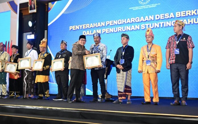 Desa Awang Bangkal Barat Kades Desa Awang Bangkal Barat terima penghargaan