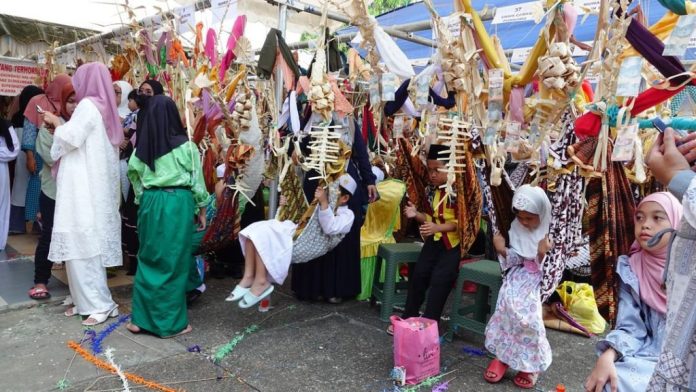 festival baayun maulid di halaman museum lambung mangkurat Museum Lambung Mangkurat