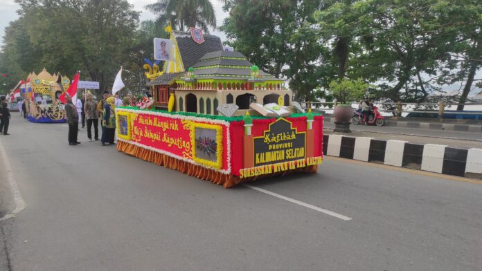 kafilah kalsel usung reflikasi masjid jami pawai taaruf MTQN Samarinda, Kalsel tampilkan reflika masjid jami