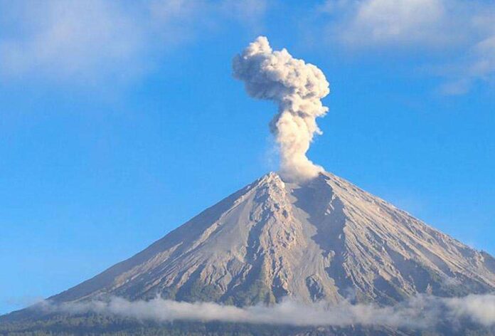 knxwc5wcubsq6wp Gunung Semeru Kembali Erupsi, Abu Vulkanik Ratusan Meter