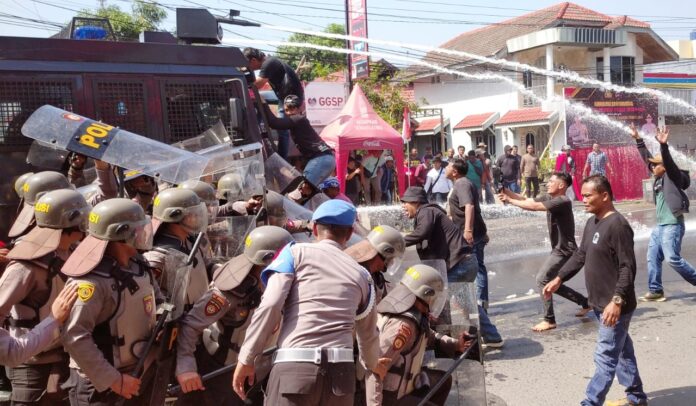 puluhan simpatisan paslon bentrok simpatisan
