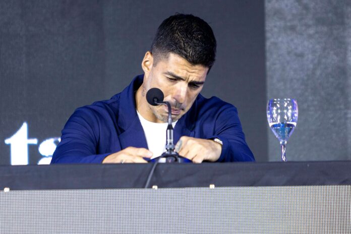 Luis Suarez Resmi Gantung Sepatu dari Timnas Uruguai