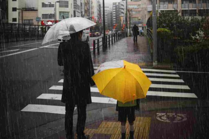 Family crossing a road on rainy day tips menjaga kesehatan