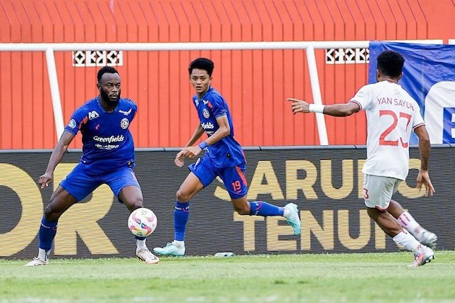 charles-lokolingoy-a_088aae2 Sempat Tertinggal, Arema FC Kalahkan Malut United 3-1