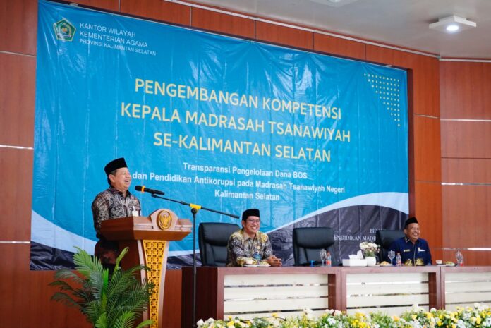 kakanwil kemenag kalsel di hadapan sejumlah kepala MTs Kakanwil Kemenag Kalsel ingatkan Kepala MTs.