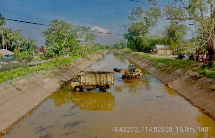 pembersihan saluran aliran riam kanan