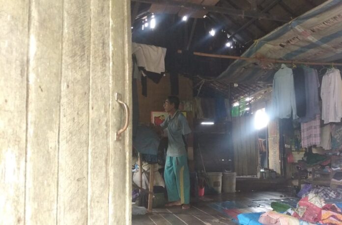 warga Sungai Badandan Puluhan Tahun, Sungai Badandan Tanpa Fasilitas Listrik