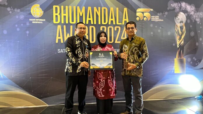 Bunda Nunung terima Penghargaan Bhumandala Award Penghargaan Bhumandala Award