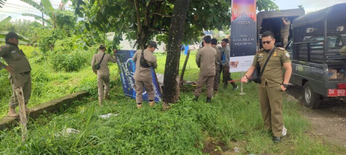 Bawaslu, TNI/POLRI dan Satpol-PP Tertibkan APK Pilkada Serentak 2024