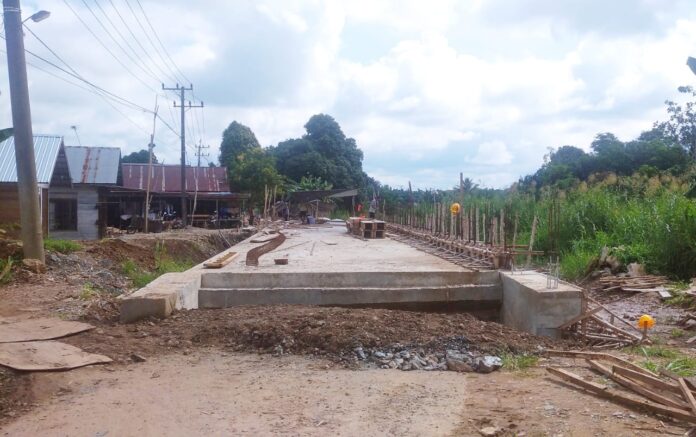 Proyek perkuatan badan jalan ruas Astambul – Pasar Jati molor