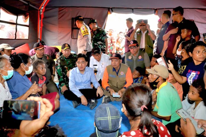 wapres gibran berbincang dengan pengungsi gunung lewotobi pengungsi Gunung Lewotobi
