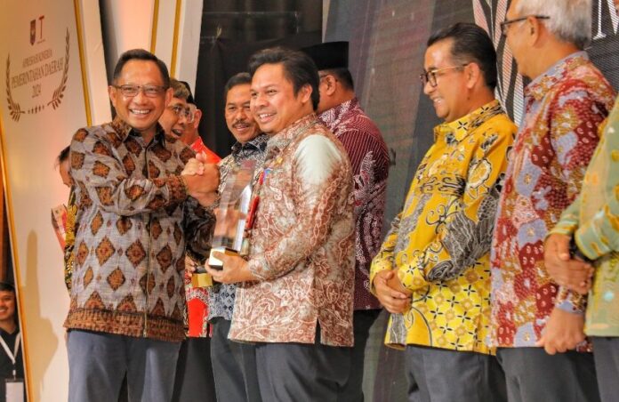 Penghargaan Provinsi Terbaik Kategori Kesejahteraan Masyarakat Fiskal Sedang Diraih Pemprov Kalsel