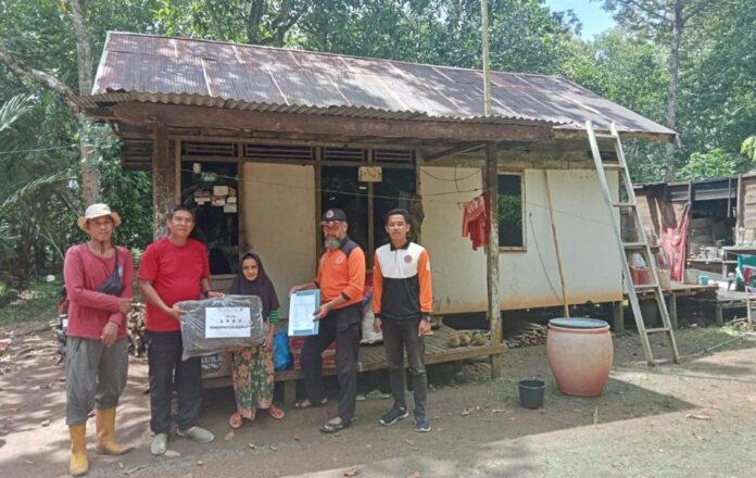 Terdampak Angin Kencang, Dua Warga Karang Intan Terima Bantuan