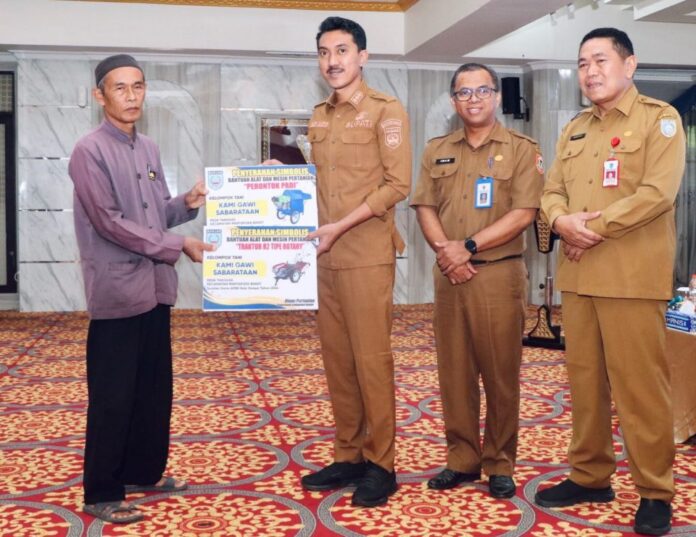 Serahkan Bantuan Alsintan, Bupati Minta Petani Gunakan Sebaik-baiknya 