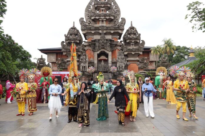 IMG_20241222_174205_473 Pesona Wastra dan Kuliner Kalsel Kenalkan Warisan Budaya