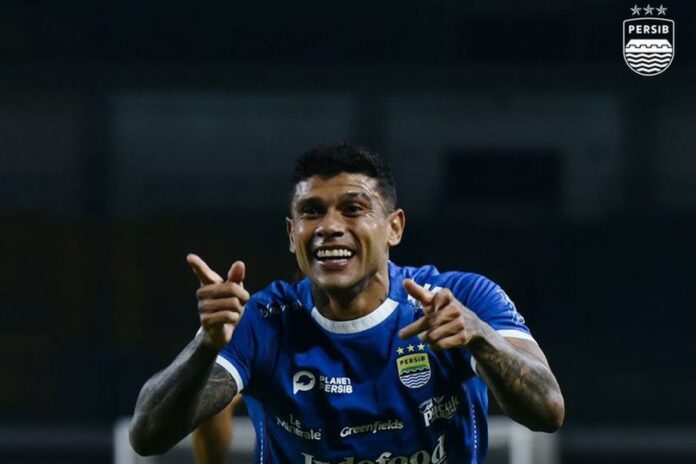 library_upload_21_2024_12_996x664_ciro-alves-persib-ma_efb9dda Menjamu Malut United Persib Bandung Petik Poin Penuh, Skor 2-0