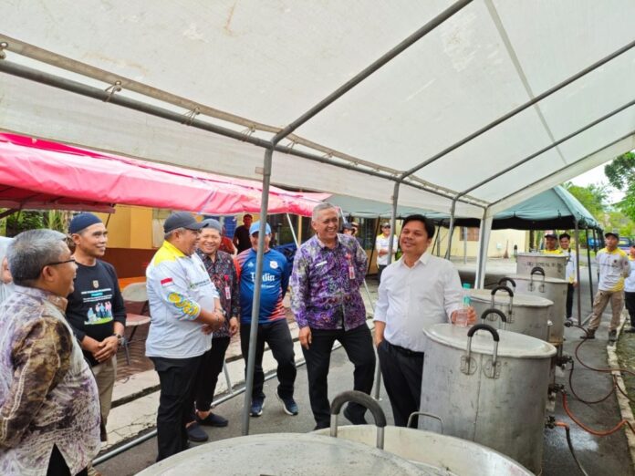 1b015f29-b242-4336-89c5-7f64dd6ff261-1024x768 Sediakan Berbagai Fasilitas, Sekdaprov Kalsel Kunjungi Posko Singgah Warung Gratis
