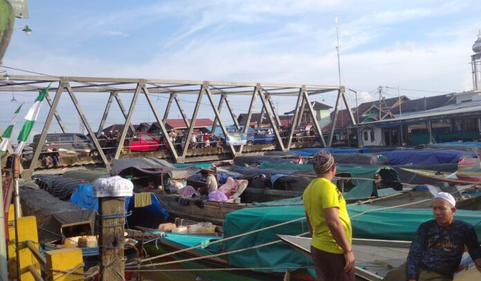 kapal sandar di dermaga