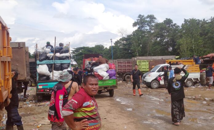 DLH Kota Banjarmasin terjunkan ratusan relawan DLH Kota Banjarmasin turut tangani sampah