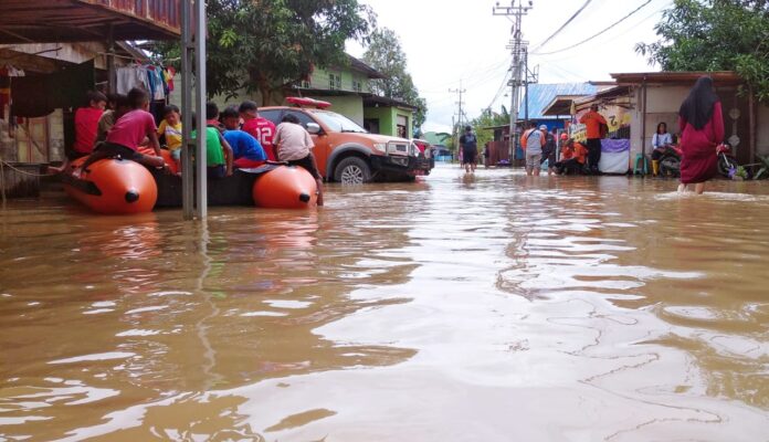 Sungai Martapura meluap