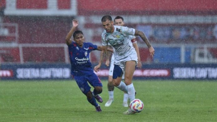 gelandang-persib-tyronne-del-pino-di-laga-persib-vs-arema_169 Persib Bandung Permalukan Arema FC dengan Skor 3-1