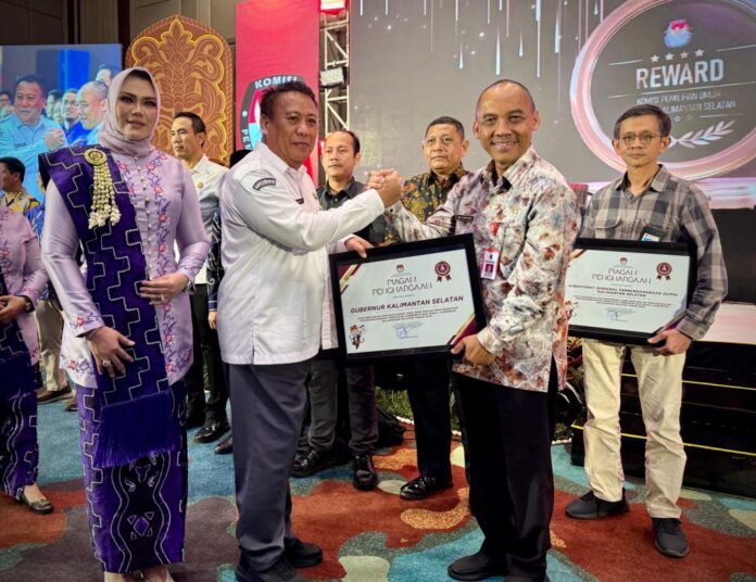 KPU Kalsel Berikan Penghargaan Untuk Gubernur Dalam Mensukseskan Pilkada 2024