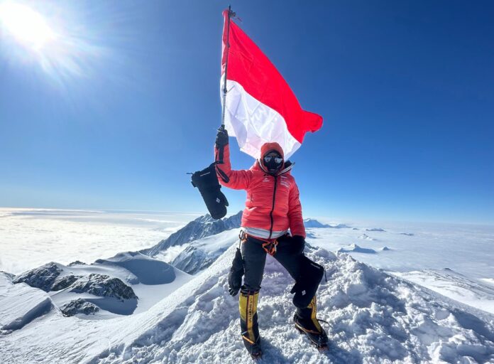 Putri Handayani di puncak Antartika