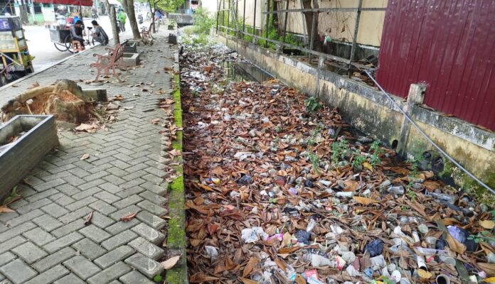 sungai kecil dipenuhi sampah sungai kecil