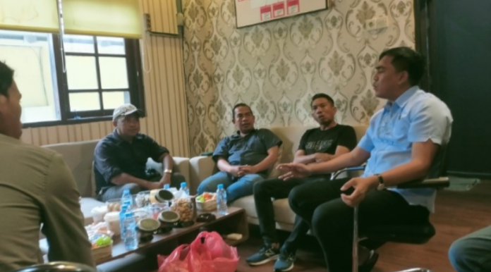 media dan LSM saat mempertanyakan kasus dugaan pelecehan seksual terhadap anak di bawah umur pelecehan seksual
