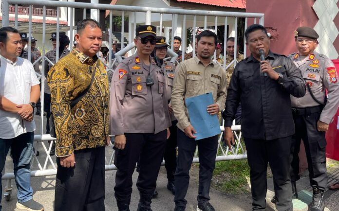 aksi di depan kantor dprd banjar