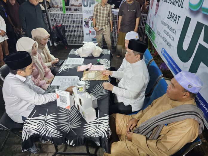 Di Masjid Raya Sabilal Muhtadin Wagub Kalsel Tunaikan Zakat Fitrah dan Mal