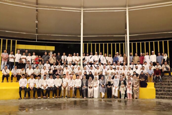 PUPR Kalsel Buka Bersama Dengan Seluruh Pegawai di Tugu 0 KM