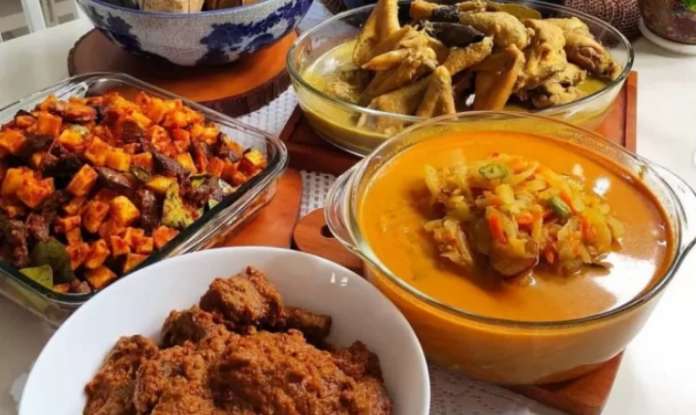 Jenis kuliner yang biasa tersaji saat lebaran di Indonesia Kebiasaan yang sering terjadi saat Lebaran adalah mengkonsumsi makanan secara berlebihan