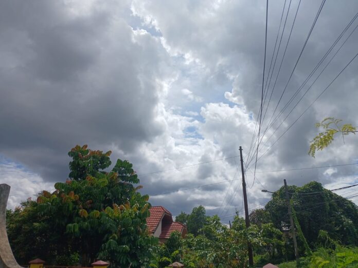 awan gelap di langit banjarmasin