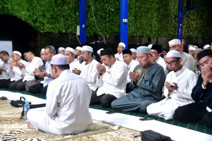 Bersama Dengan Kepala SKPD, Muhidin Laksanakan Sholat Tarawih Berjamaah