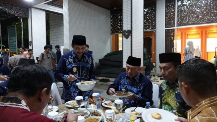 Gubernur Buka Bersama Wagub di Moment Hari Pertama Puasa Ramadan