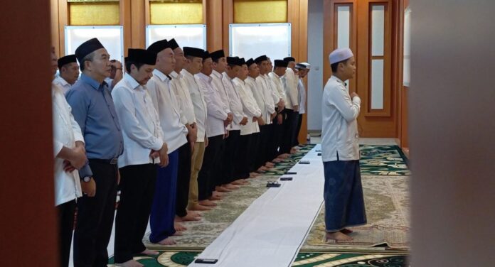 img-20250306-wa00242940561853282507276-1000x540 Gubernur dan Wagub Laksanakan Buka Puasa Bersama Hingga Shalat Tarawih Bersama Kepala Daerah Terpilih