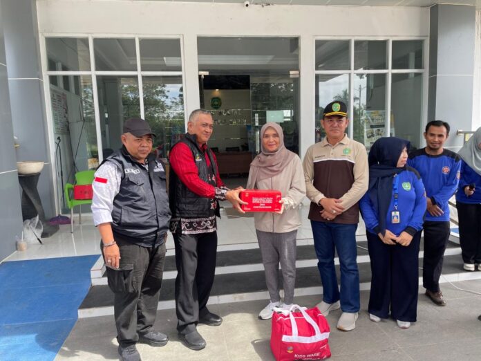 1f2c1c7a-e63f-47ba-8e83-d7d05b15dc1d-1024x768 Bantuan Tanggap Darurat Diserahkan Untuk Terdampak Banjir Rob Tapin