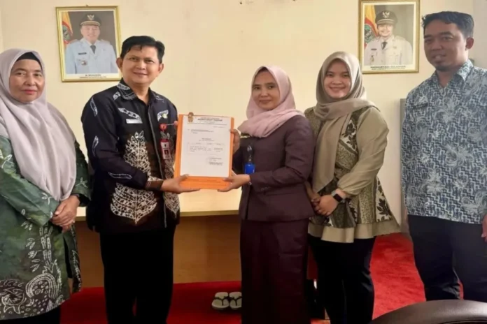 seetwan serahkan berkas pemberhentian walikota dan wakil walikota ke pemprov