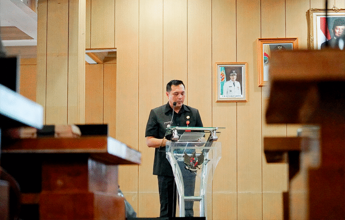 walikota banjarbaru sampaikan raperda pengelolaan pemakaman