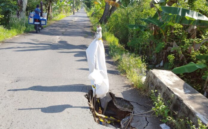 Jalan Desa Sungai Alat