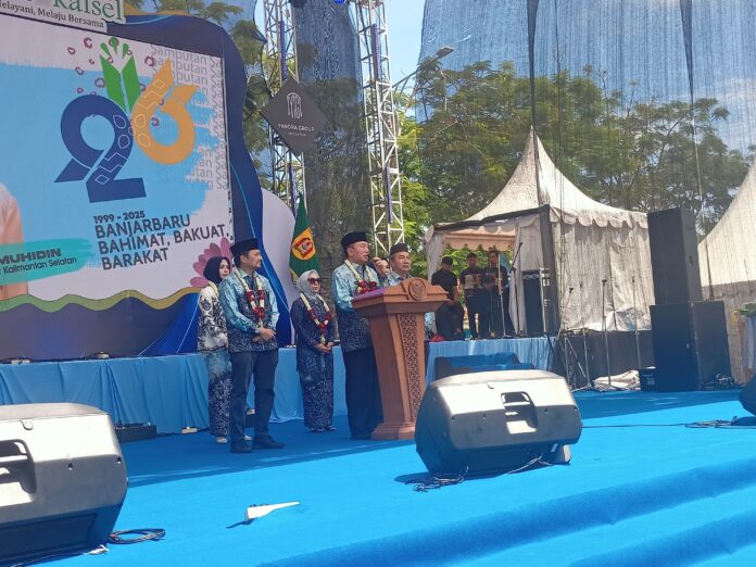 Gubernur mengecek undangan kepala daerah yang hadir di harjad ke 26 kota banjarbaru.