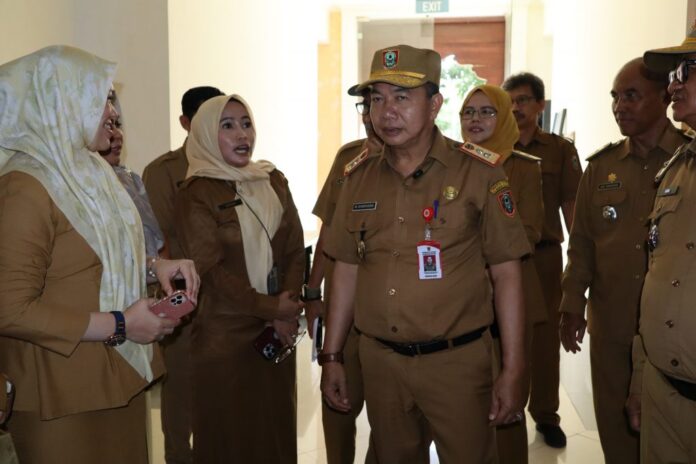 cb0c22a8-9739-486a-978a-143168b0e9b2-1024x683 pj sekdaprov kalsel sidak kantor diskominfo