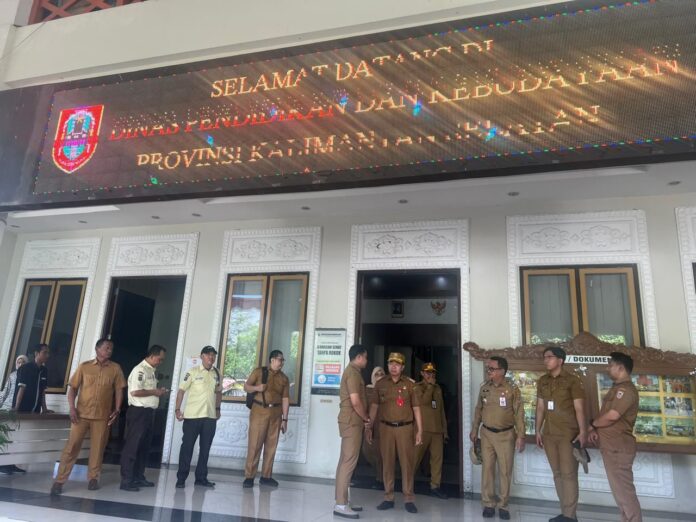 img-20250408-wa00356055243041448142300 Pastikan Kehadiran Pegawai, Pj Sekdaprov Kalsel Sidak Kantor SKPD