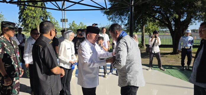 gubernur sambut kedatangan wamen pan rb